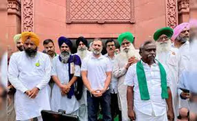 संसदेत शेतकऱ्यांना भेटले राहुल गांधी